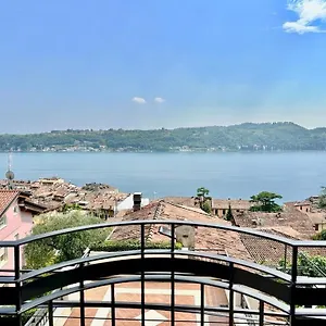 Apartment 10, Saló
